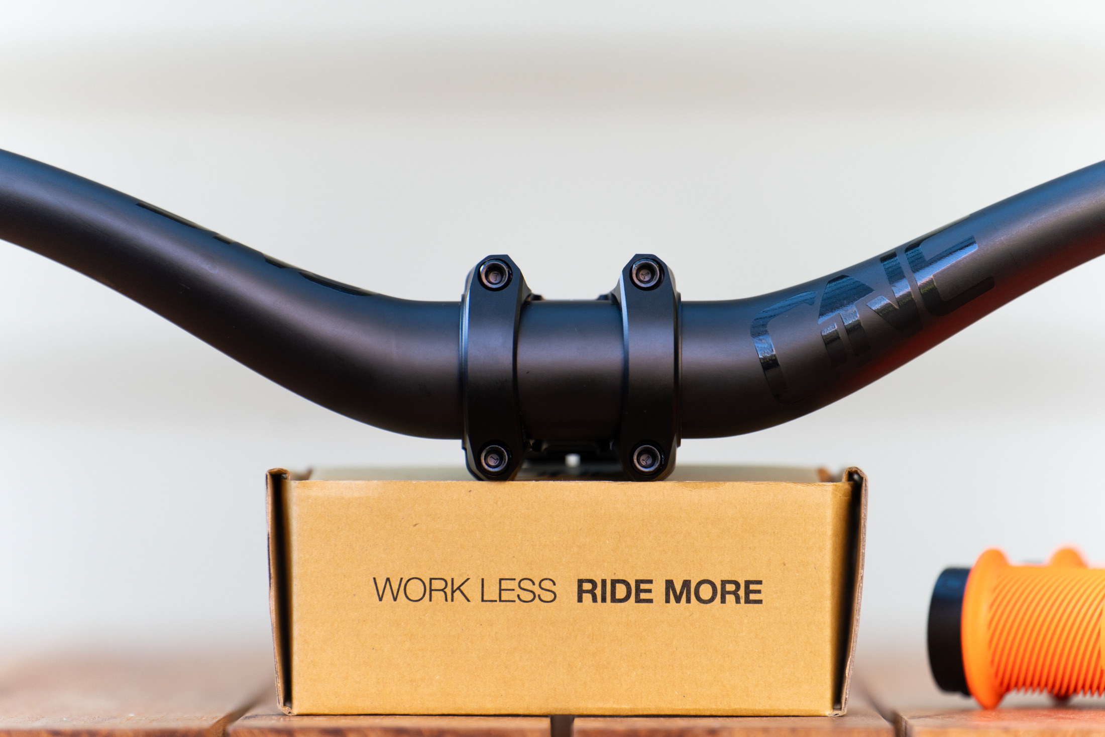 OneUp Carbon Handlebar 20mmライズ 750mm幅 OneUpComponents_V2CarbonHandle